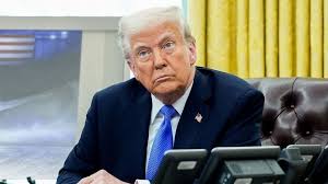 قاضٍ فيدرالي يلزم إدارة ترامب بالحفاظ على سجلات محادثات أمنية حساسة