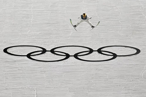 النرويجية آنا أودين ستروم تتوج بذهبية القفز من التل الكبير