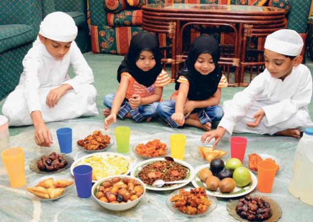 بين التشجيع والخطر.. كيف يصوم أطفالك بأمان؟ بين التشجيع والخطر.. كيف يصوم أطفالك بأمان؟