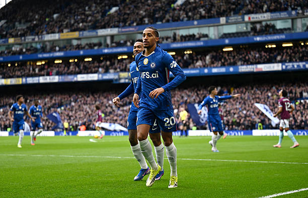 تشيلسي بعشرة لاعبين يتعادل مع بيرنلي في الدوري الإنجليزي