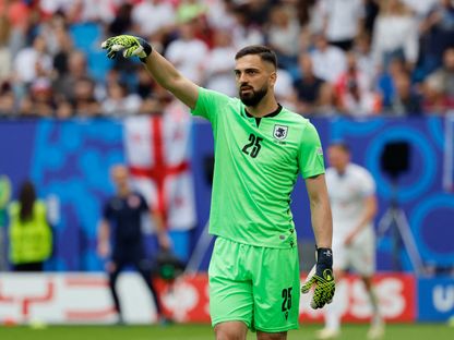 حارس ليفربول يدرس الرحيل بنهاية الموسم