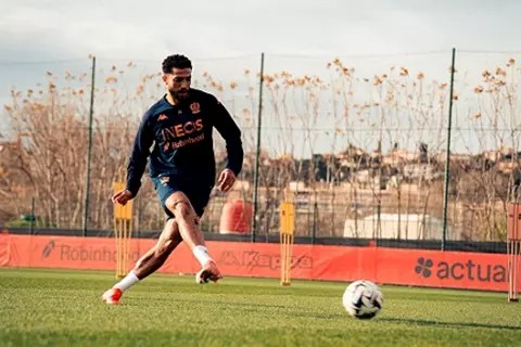 شاطئ نيس يجهز عبد المنعم للعودة إلى الملاعب