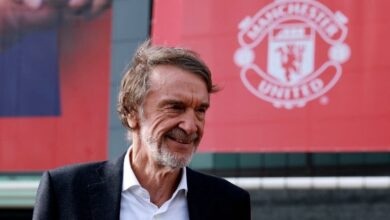 مالك مانشستر يونايتد يفلت من العقوبات بعد تصريحاته عن احتلال بريطانيا