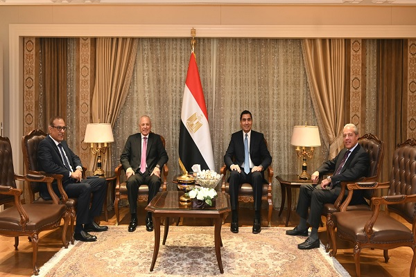 وزير الرياضة يستقبل رئيس اتحاد الكرة وزير الرياضة يستقبل رئيس اتحاد الكرة