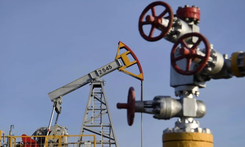 أسعار النفط تتراجع إلى 84 دولارا للبرميل بانخفاض 14% أسعار النفط تتراجع إلى 84 دولارا للبرميل بانخفاض 14%