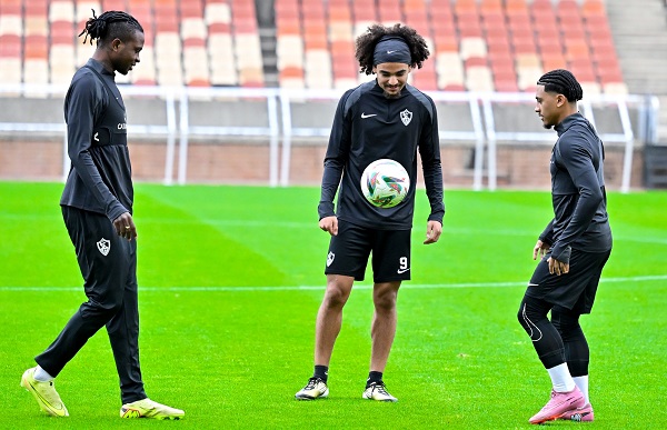 احتفال خاص في مران الزمالك.. ما السبب؟ احتفال خاص في مران الزمالك.. ما السبب؟