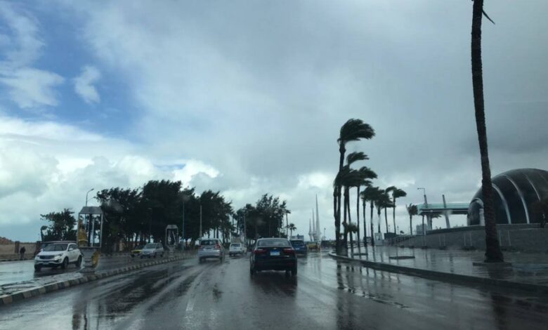 الأرصاد تحذر من صواعق وسيول وأمطار رعدية وتدعو لتجنب الأشجار وأعمدة الإنارة