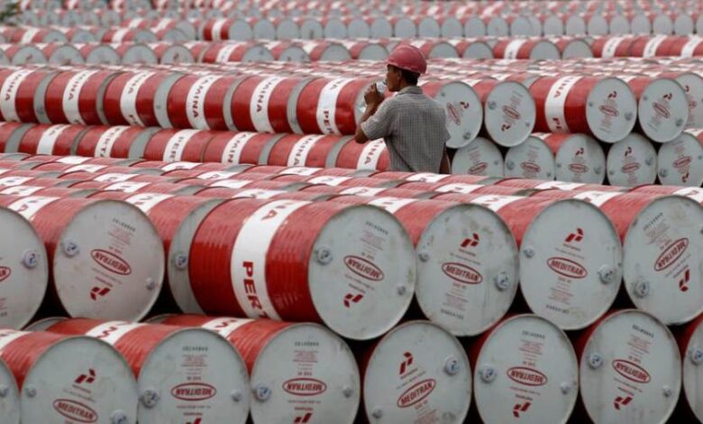 النفط يستعيد مستويات 100 دولار مع استمرار الاضطرابات المتعلقة بالإمدادات