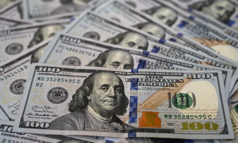 خروج الأموال الساخنة يدفع الدولار لتجاوز حاجز 52 جنيها لأول مرة خروج الأموال الساخنة يدفع الدولار لتجاوز حاجز 52 جنيها لأول مرة