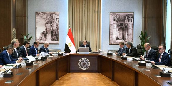 رئيس الوزراء يترأس اجتماع لجنة إدارة الأزمات المركزية بحضور محافظ البنك المركزي