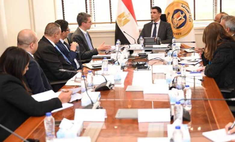 وزير الصناعة يبحث مع وفد البنك الدولي ومؤسسة التمويل الدولية سبل دعم المشروعات الصناعية بمصر وزير الصناعة يبحث مع وفد البنك الدولي ومؤسسة التمويل الدولية سبل دعم المشروعات الصناعية بمصر