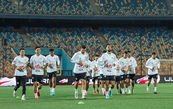 وفد من اتحاد الكرة يتفقد ترتيبات معسكر المنتخب في الإمارات وفد من اتحاد الكرة يتفقد ترتيبات معسكر المنتخب في الإمارات