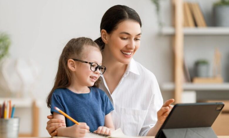 الأمومة في عصر الذكاء الاصطناعي.. هل يغني شات جي بي تي عن استشارة الطبيب؟