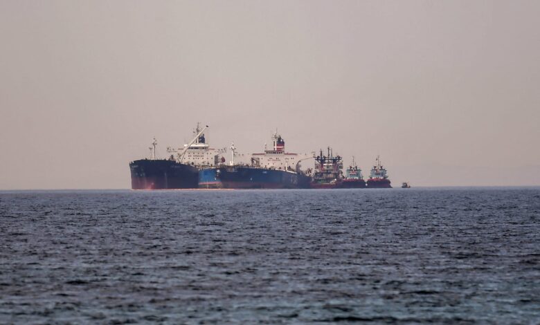 الحصار الأمريكي لمضيق هرمز يشعل أسواق الطاقة من جديد وتوقعات بوصول برميل النفط لـ150 دولارا