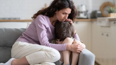 القلق المُصنّع.. كيف تدفعك السوشيال ميديا إلى الخوف الزائد على أطفالك؟