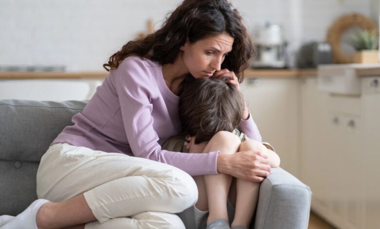القلق المُصنّع.. كيف تدفعك السوشيال ميديا إلى الخوف الزائد على أطفالك؟