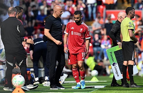 جهاز منتخب مصر يطمئن على محمد صلاح