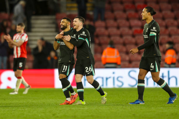 فان دايك يودّع صلاح وروبرتسون: تغادران وأنتما أسطورتان في ليفربول