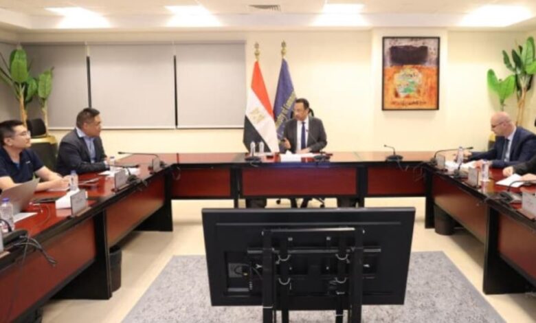 وزير الاتصالات يبحث مع شركة هونر العالمية خططها المستقبلية لتصنيع الهواتف الذكية في مصر