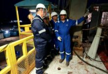 وزير البترول يتفقد العمل بالنوبة الليلية ويبيت مع العاملين على الحفار EDC 73