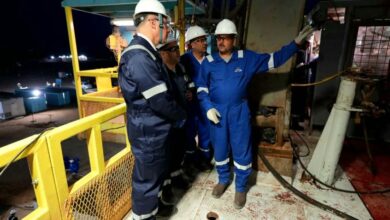 وزير البترول يتفقد العمل بالنوبة الليلية ويبيت مع العاملين على الحفار EDC 73