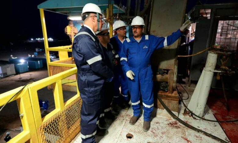 وزير البترول يتفقد العمل بالنوبة الليلية ويبيت مع العاملين على الحفار EDC 73