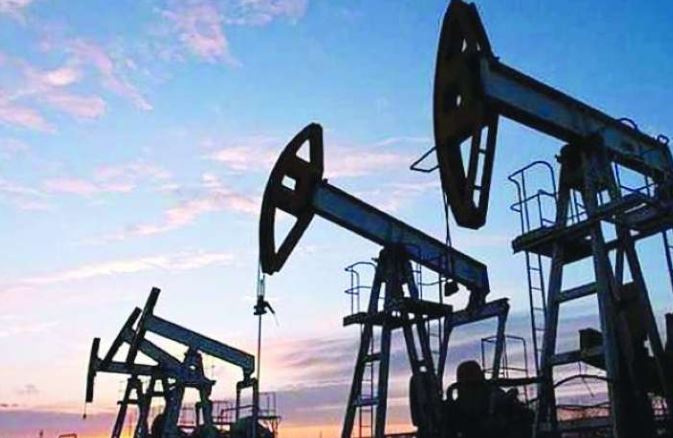 أسعار النفط تخسر 7% خلال أسبوع مع تمسك ترمب بالهدنة