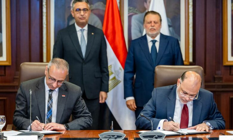 البنك المركزي والتموين يوقعان بروتوكولا لإتاحة الاستعلام الإلكتروني عن بيانات السجل التجاري للبنوك