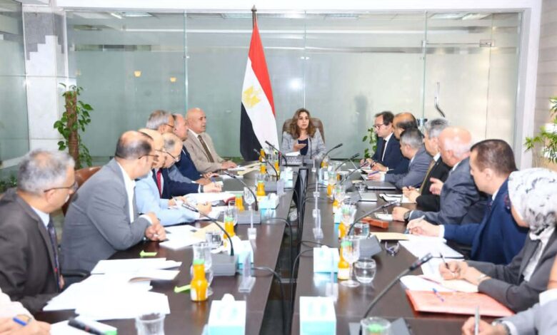 منال عوض تبحث موازنة 2026-2027 وخطط التوسع في المشروعات التنموية والبيئية