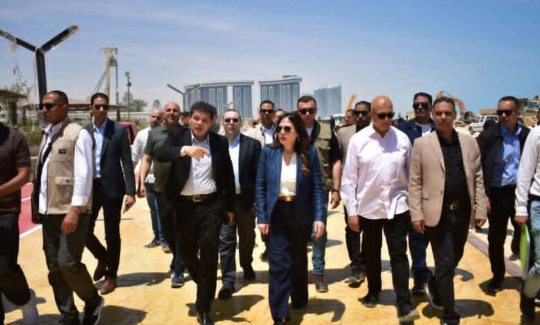 وزيرة الإسكان تشهد أعمال مشروع نفق ربط بحيرات مدينة العلمين الجديدة